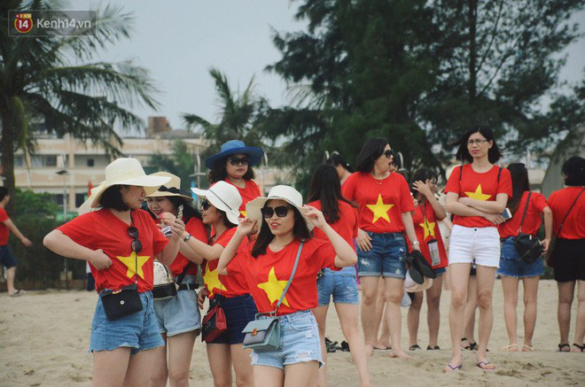 Biển người ken đặc, chen chúc trên các bãi tắm ở Sầm Sơn dịp lễ 30/4 - 1/5